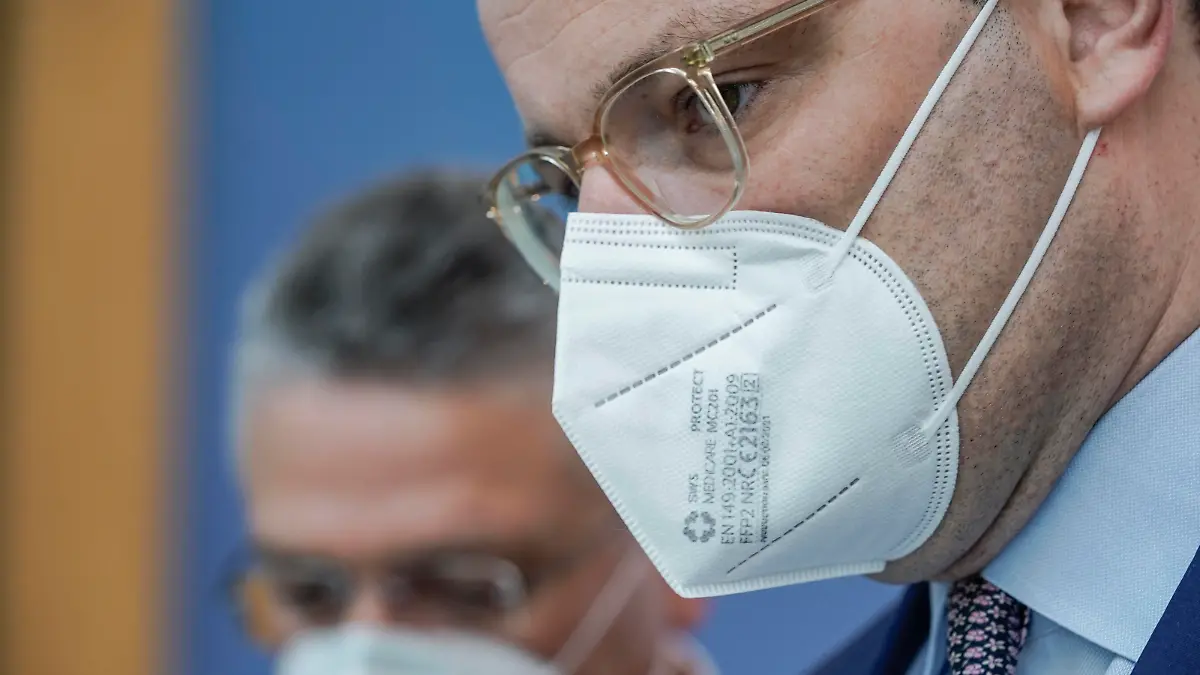  Bundespressekonferenz zur Aktuellen Corona-Lage Aktuell,01.06.2021,Berlin,Bundesgesundheitsminister Jens Spahn gemeinsam mit Prof. Dr. Lothar H. Wieler, Praesident Robert Koch-Institut RKI bei verlassen der Bundespressekonferenz zum Thema Aktuelle Corona-Lage Berlin Berlin Deutschland *** Federal Press Conference on the Current Corona Situation Current,01 06 2021,Berlin,Federal Health Minister Jens Spahn together with Prof Dr Lothar H Wieler, President Robert Koch Institute RKI at leave of the Federal Press Conference on the Current Corona Situation Berlin Berlin Germany