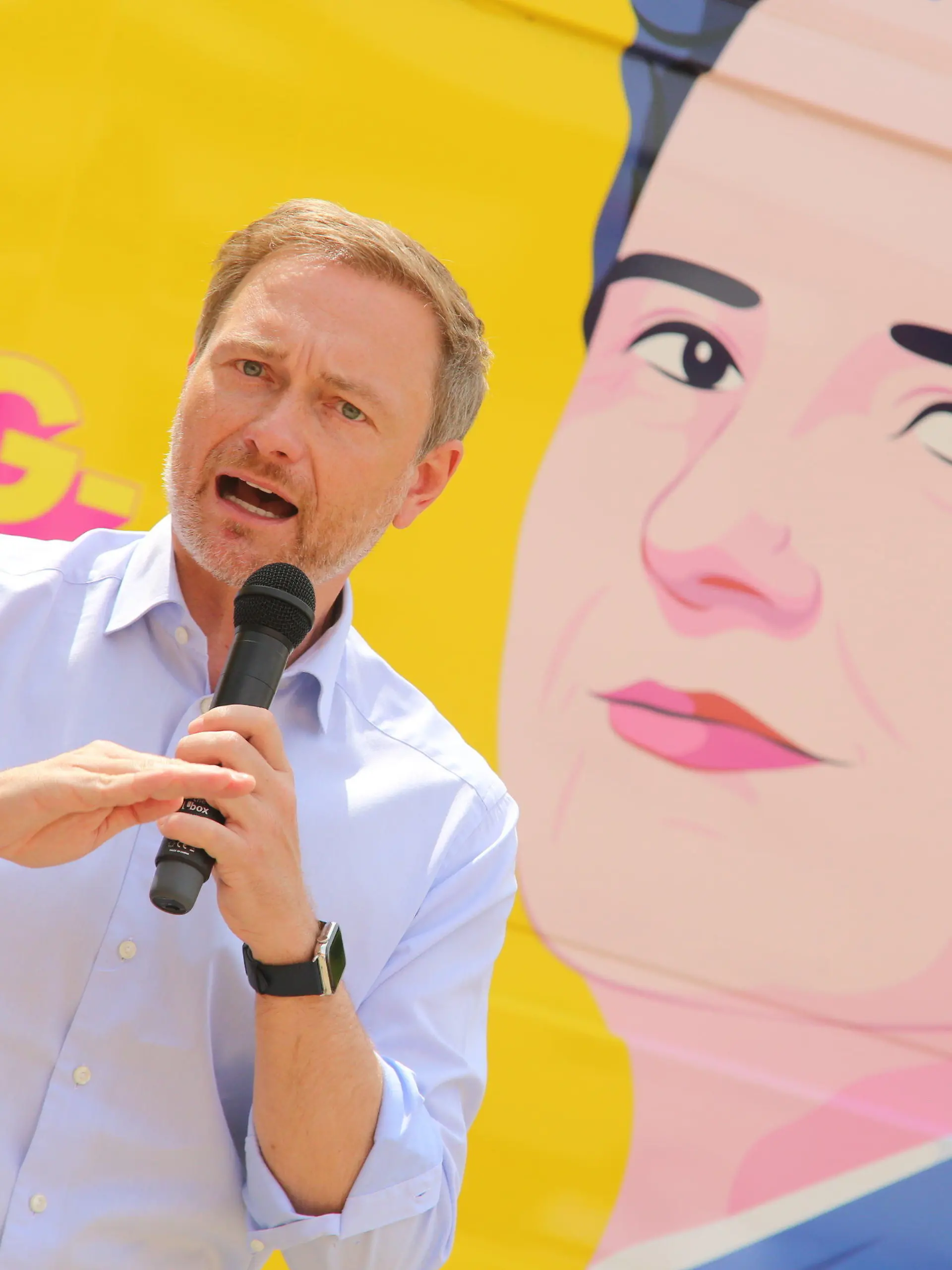 01.06.2021, Sachsen-Anhalt, Halberstadt: FDP-Bundesvorsitzender Christian Lindner spricht mit Teilnehmern auf einer Wahlkampfveranstaltung. Am 06.06.2021 wird in Sachsen-Anhalt ein neuer Landtag gewählt. Foto: Matthias Bein/dpa-Zentralbild/dpa +++ dpa-Bildfunk +++