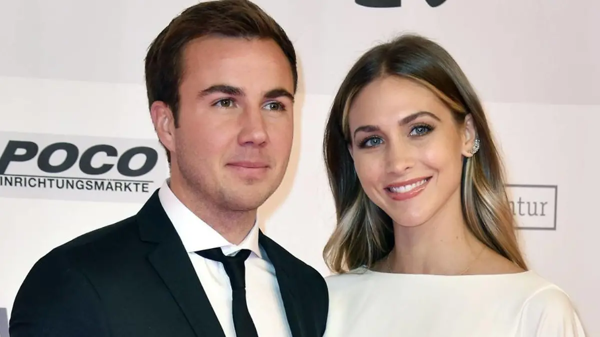 Mario Götze mit Ehefrau Ann-Kathrin Brömmel bei der 14. Kinderlachen-Gala 2018 in der Wesfalenhalle. Dortmund, 01.12.2018 *** Mario Götze with wife Ann Kathrin Brömmel at the 14 Childrens Laughs Gala 2018 in the Wesfalenhalle Dortmund 01 12 2018 Foto:xN.xKubelkax/xFuturexImage