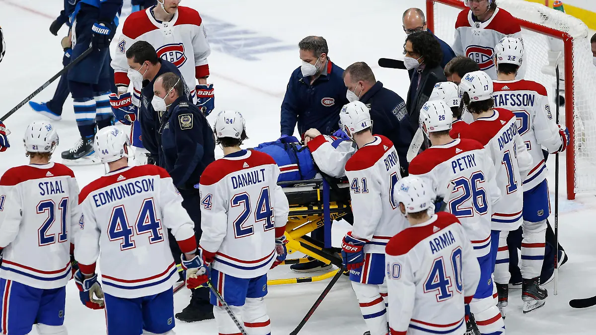 June 2, 2021, Winnipeg, mb, Canada: Montreal Canadiens Jake Evans 71 is taken off the ice on a stretcher after getting hit by Winnipeg Jets Mark Scheifele 55 during third period NHL, Eishockey Herren, USA Stanley Cup hockey action in Winnipeg, Wednesday, June 2, 2021. Winnipeg Jets vs Montreal Canadiens PUBLICATIONxINxGERxSUIxAUTxONLY - ZUMAc35_ 20210602_zaf_c35_096 Copyright: xJohnxWoodsx