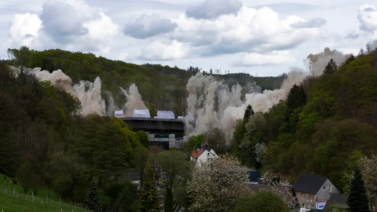 07.05.2023, Nordrhein-Westfalen, Lüdenscheid: Sprengung der Talbrücke Rahmede, der Sprengstoff in den Brückenpfeilern explodiert, danach sinkt die Talbrücke wie geplant zu Boden. Die Sprengung in bebautem Umfeld ist schwierig, das 17 000 Tonnen schwere Bauwerk muss akkurat aus bis zu 70 Metern Höhe auf ein Fallbett stürzen. Foto: Christoph Reichwein/dpa +++ dpa-Bildfunk +++