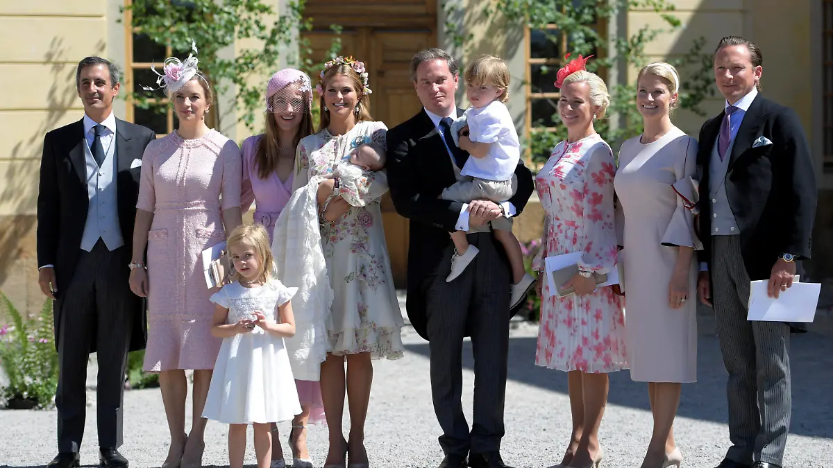 08.06.2018, Schweden, Stockholm: Prinzessin Madeleine von Schweden (4.v.l) hält ihre frisch getaufte Tochter Prinzessin Adrienne auf dem Arm, ihr Ehemann Christopher O'Neill (M) hält ihre anderen beiden Kinder, Prinzessin Leonore und Prinz Nicolas während sie neben Taufpaten stehen. Prinzessin Adrienne wurde heute getauft. Foto: Henrik Montgomery/TT News Agency/AP/dpa +++ dpa-Bildfunk +++