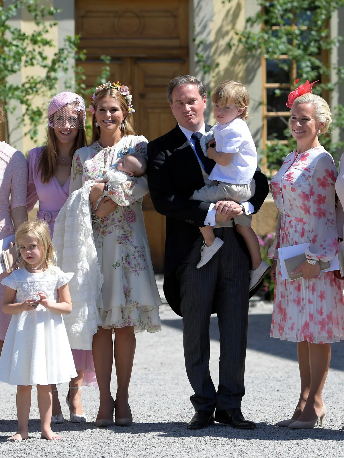 08.06.2018, Schweden, Stockholm: Prinzessin Madeleine von Schweden (4.v.l) hält ihre frisch getaufte Tochter Prinzessin Adrienne auf dem Arm, ihr Ehemann Christopher O'Neill (M) hält ihre anderen beiden Kinder, Prinzessin Leonore und Prinz Nicolas während sie neben Taufpaten stehen. Prinzessin Adrienne wurde heute getauft. Foto: Henrik Montgomery/TT News Agency/AP/dpa +++ dpa-Bildfunk +++