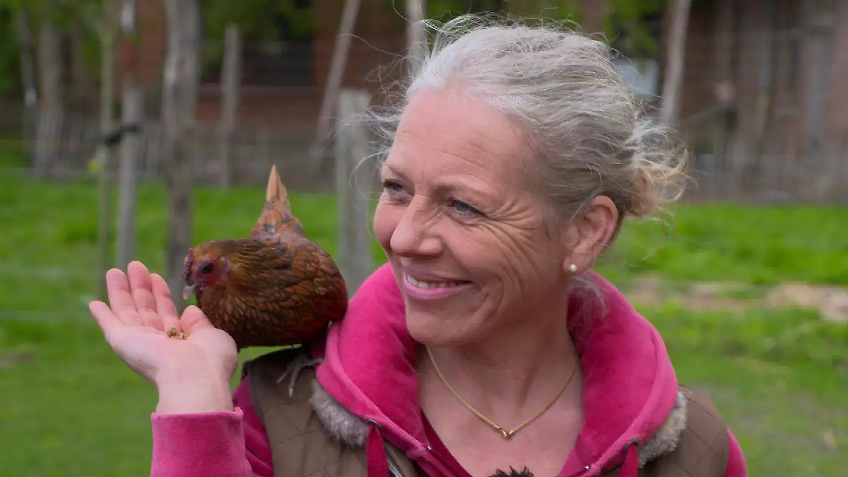 Tiertrainerin Nina Steigerwald gibt in Bruchhausen-Vilsen Hühnerseminare.
