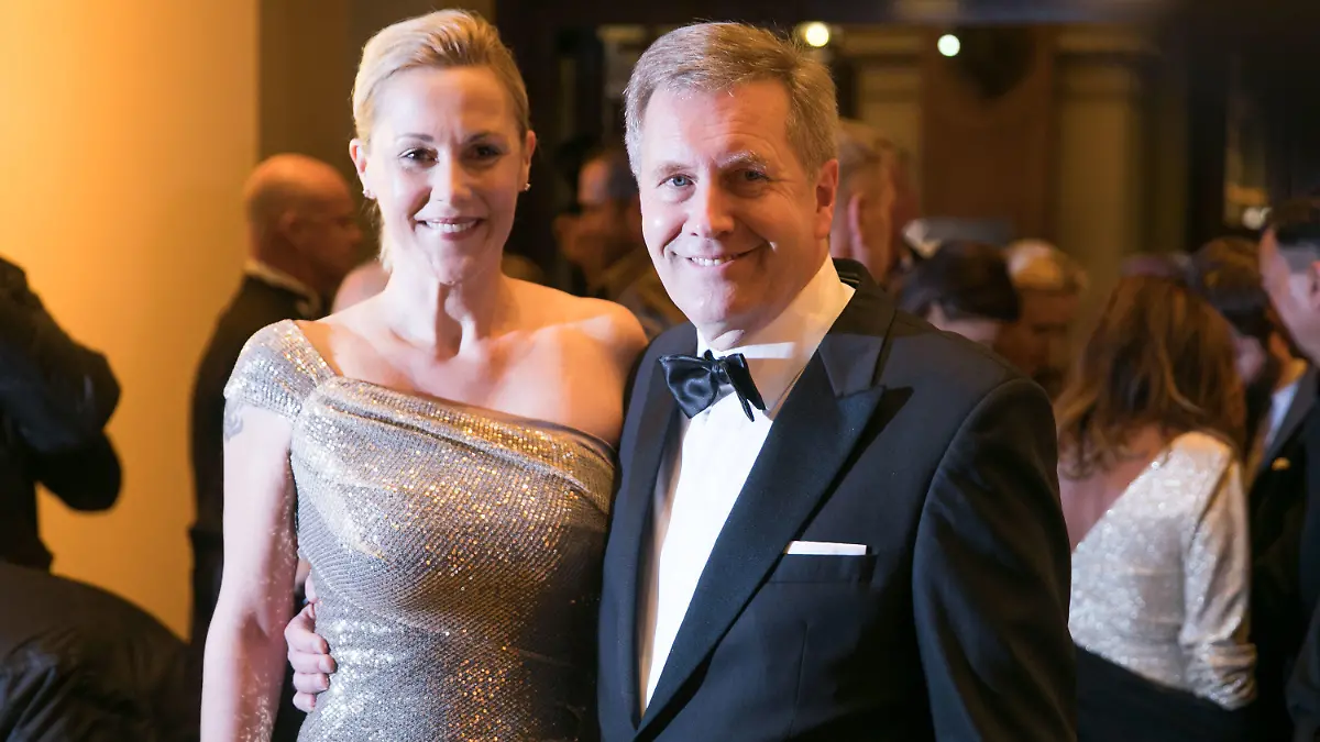 ARCHIV - 05.11.2016, Hessen, Frankfurt/Main: Ex-Bundespräsident Christian Wulff und seine Frau Bettina kommen zum Deutschen Sportpresseball in die Alte Oper. (zu dpa: "Christian und Bettina Wulff im dritten Anlauf wieder zusammen") Foto: picture alliance / dpa +++ dpa-Bildfunk +++