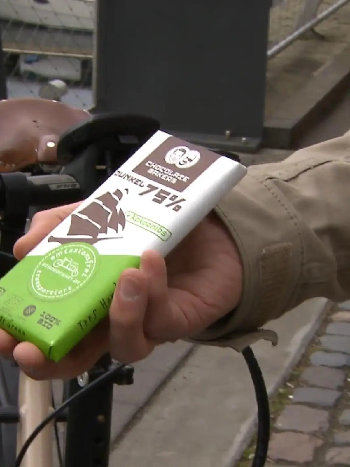 Die Schokolade der „Schokofahrt“ kommen mit dem Fahrrad zum Kunden. Von Amsterdam quer durch Europa - und auch in Hessen gibt es ehrenamtliche Helfer.