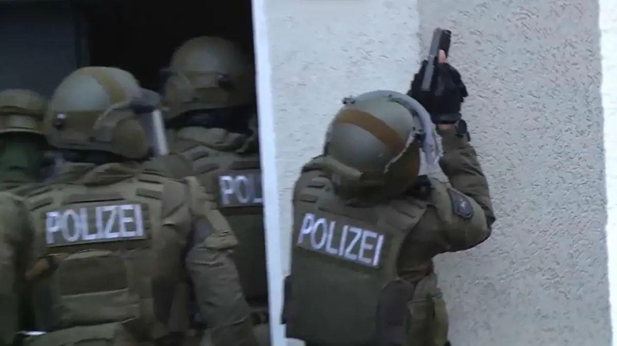 Das SEK stürmte am Abend eine Wohnung.