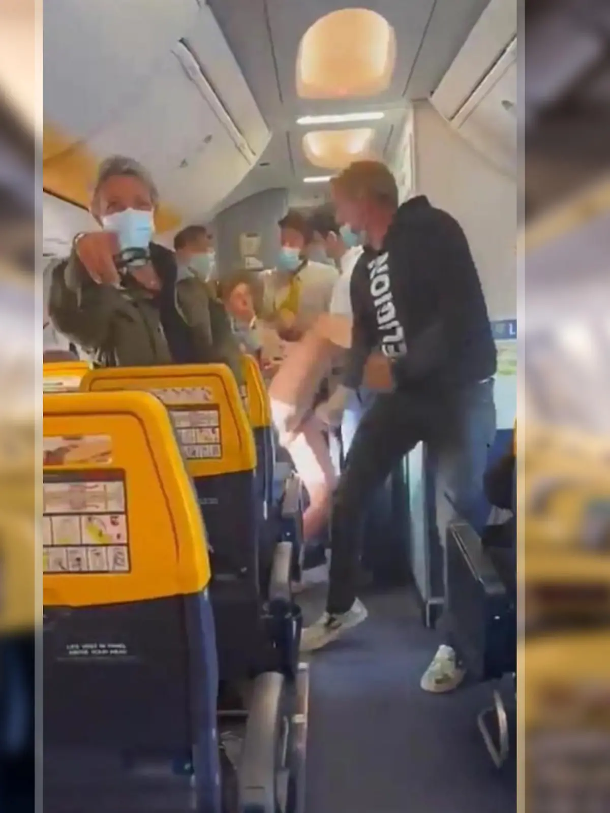 Als die Frau Richtung Cockpit gebracht wird, tritt sie um sich.