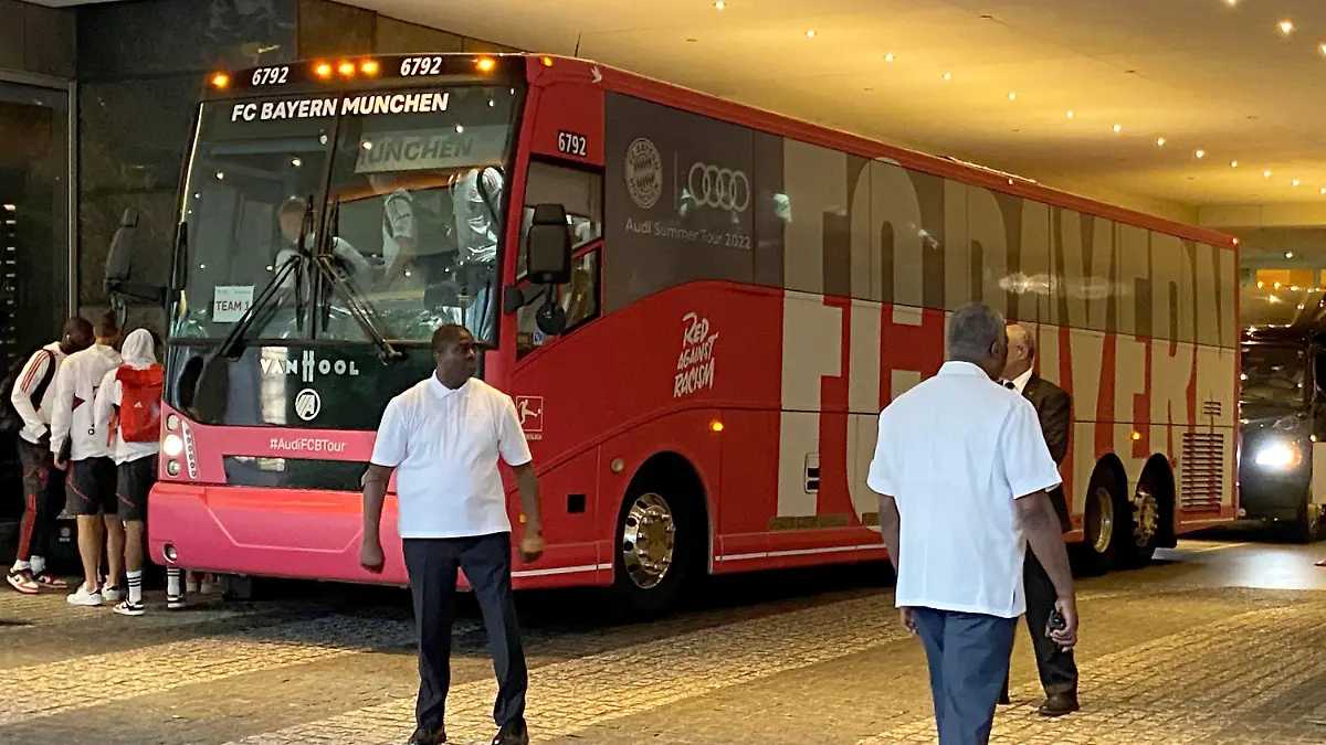 18.07.2022, USA, Washington: Fußball: Bundesliga, München, FC Bayern auf der USA-Reise, Ankunft: Der Mannschaftsbus vom FC Bayern München steht in der Auffahrt des Hotels in Washington. Der FC Bayern München hat seine Tour in den USA begonnen. Foto: -/dpa +++ dpa-Bildfunk +++