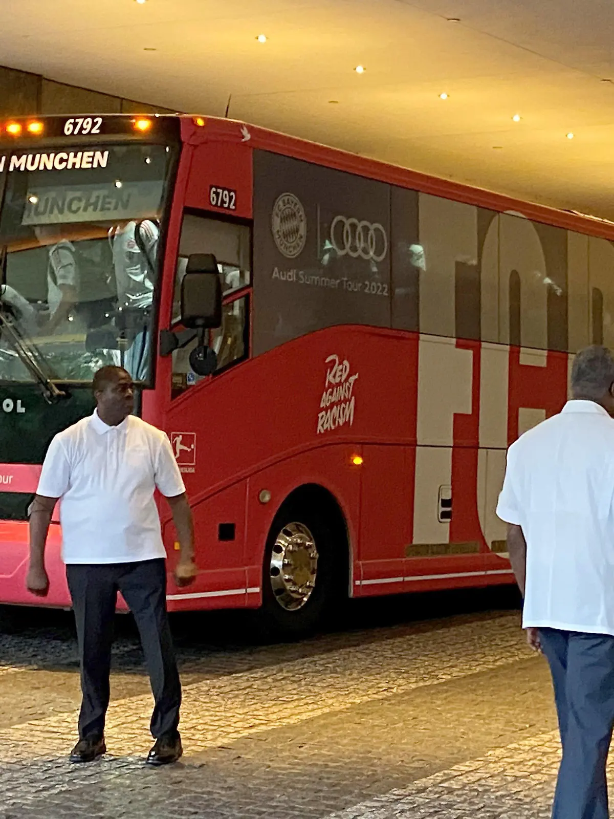 18.07.2022, USA, Washington: Fußball: Bundesliga, München, FC Bayern auf der USA-Reise, Ankunft: Der Mannschaftsbus vom FC Bayern München steht in der Auffahrt des Hotels in Washington. Der FC Bayern München hat seine Tour in den USA begonnen. Foto: -/dpa +++ dpa-Bildfunk +++