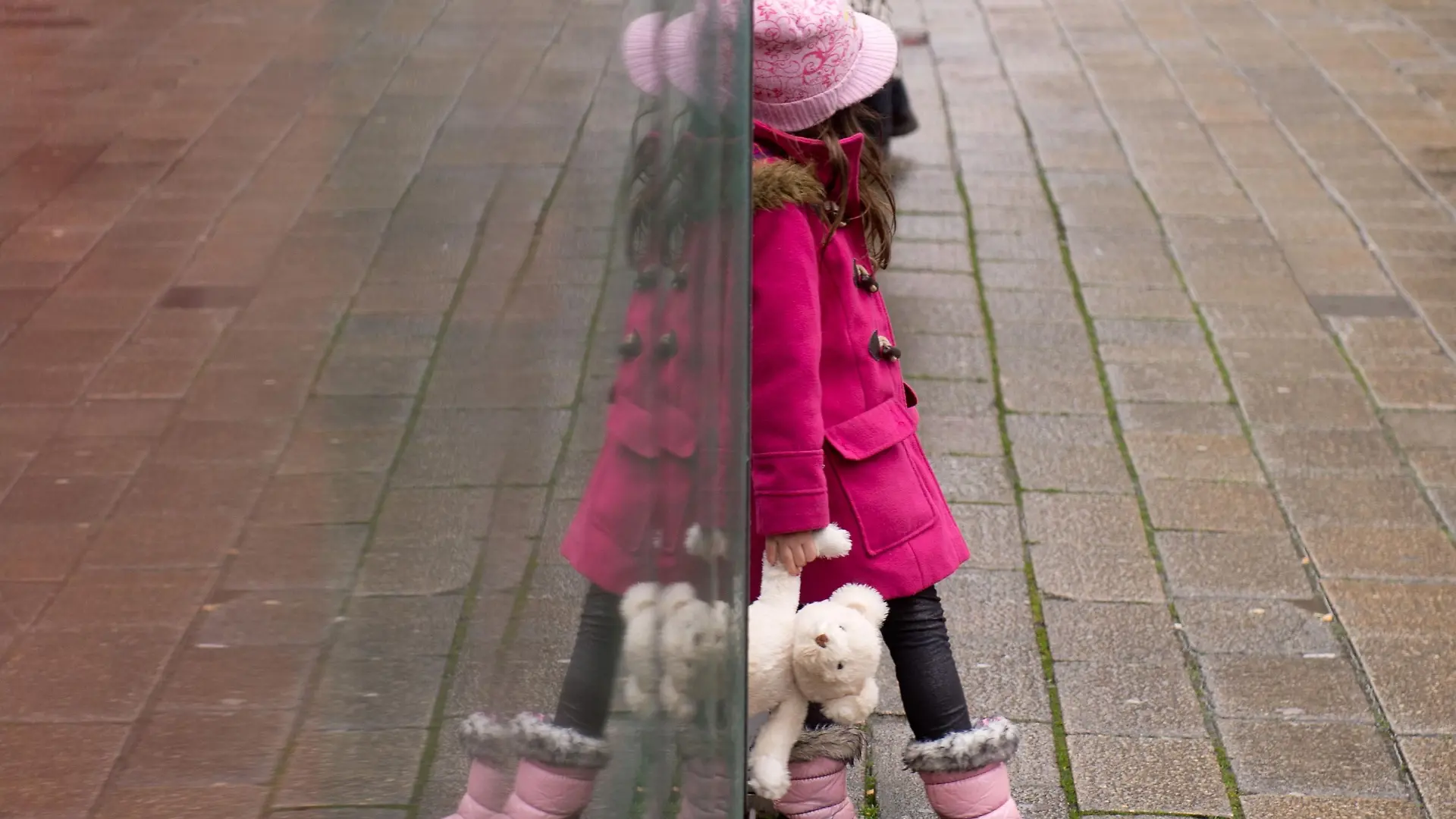 Mädchen mit Teddy