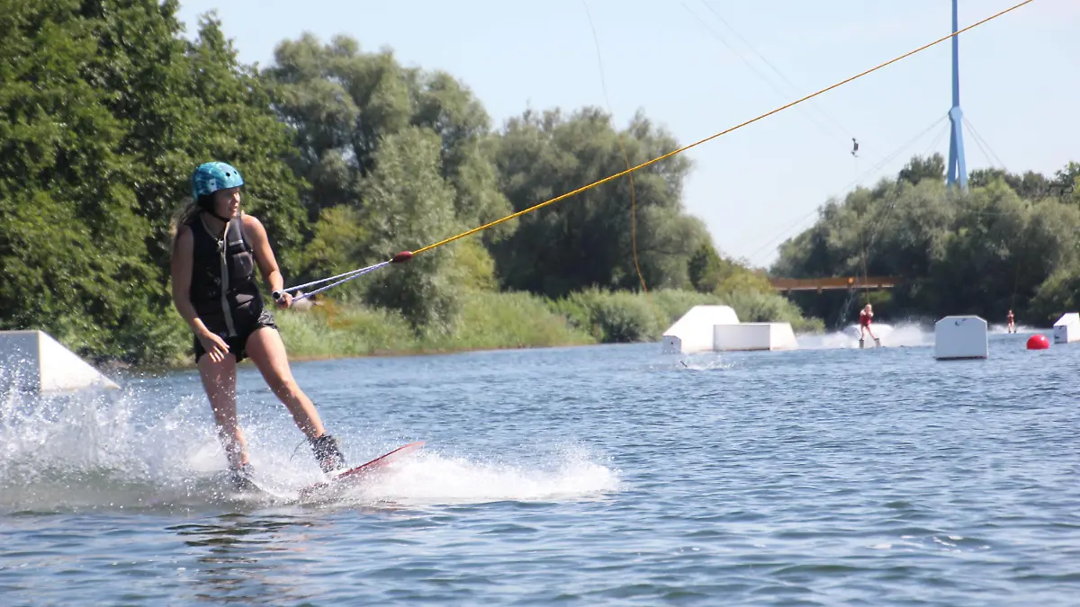 Knaller-August-Start: Der August bringt zum Wochenende die Saharahitze in den Norden - Sommer am Salzgitter See - Landesweit über 30 Grad angekündigt. Der Sommer 2020 hat uns ja bisher nicht verwöhnt, Temperaturen von 30 Grad und mehr, das gab es in diesem Jahr sehr selten. Jetzt aber kommt die Hitze. In Salzgitter sind an diesem Wochenende 32 Grad angesagt und wird für fast alle wirklich toll und heiß. Der Strand, das Wasser und die Wasserskianlage am Salzgittersee neben schattenspendenden Bäumen bieten eine super Gelegenheit um sich so richtig zu Erholen und den Sommer zu genießen. / Sommer, 2020, August, Niedersachsen, Hitzerekord, Temperaturen, meteorologen, Wasser, Wasserspass, bananaboot, Wakeboard, Leroy Ney, Wasserskianlage, Copyright: xMartinxDziadekx