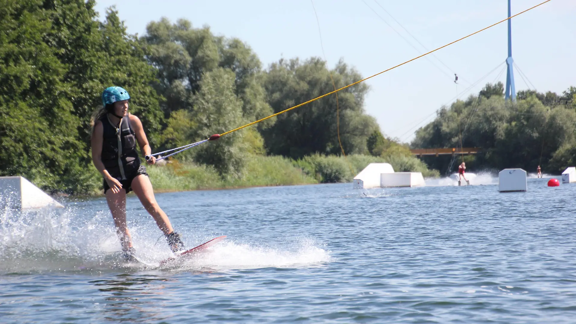  Knaller-August-Start: Der August bringt zum Wochenende die Saharahitze in den Norden - Sommer am Salzgitter See - Landesweit über 30 Grad angekündigt. Der Sommer 2020 hat uns ja bisher nicht verwöhnt, Temperaturen von 30 Grad und mehr, das gab es in diesem Jahr sehr selten. Jetzt aber kommt die Hitze. In Salzgitter sind an diesem Wochenende 32 Grad angesagt und wird für fast alle wirklich toll und heiß. Der Strand, das Wasser und die Wasserskianlage am Salzgittersee neben schattenspendenden Bäumen bieten eine super Gelegenheit um sich so richtig zu Erholen und den Sommer zu genießen. / Sommer, 2020, August, Niedersachsen, Hitzerekord, Temperaturen, meteorologen, Wasser, Wasserspass, bananaboot, Wakeboard, Leroy Ney, Wasserskianlage, Copyright: xMartinxDziadekx