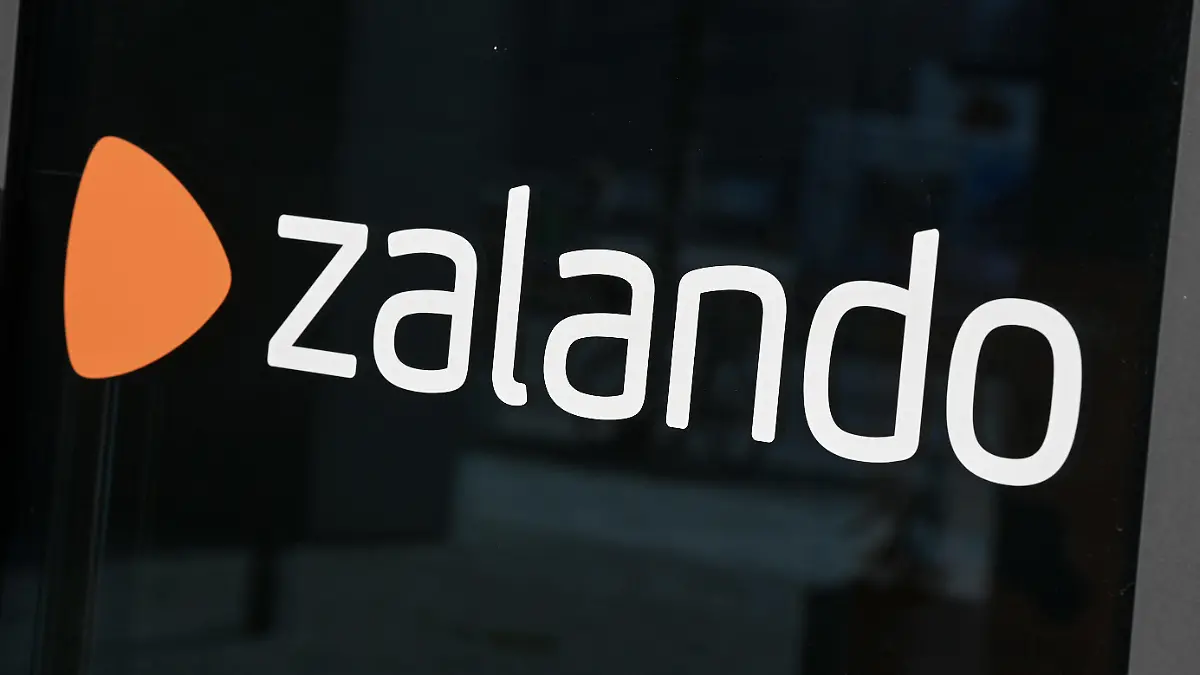 ARCHIV - 03.03.2021, Berlin: Das Logo vom Onlinehändler Zalando am auf dem Zalando Campus am Mercedes-Platz. Zalando gibt am 06.05.2021 Zahlen für das 1. Quartal bekannt. Foto: Jens Kalaene/dpa-Zentralbild/dpa +++ dpa-Bildfunk +++