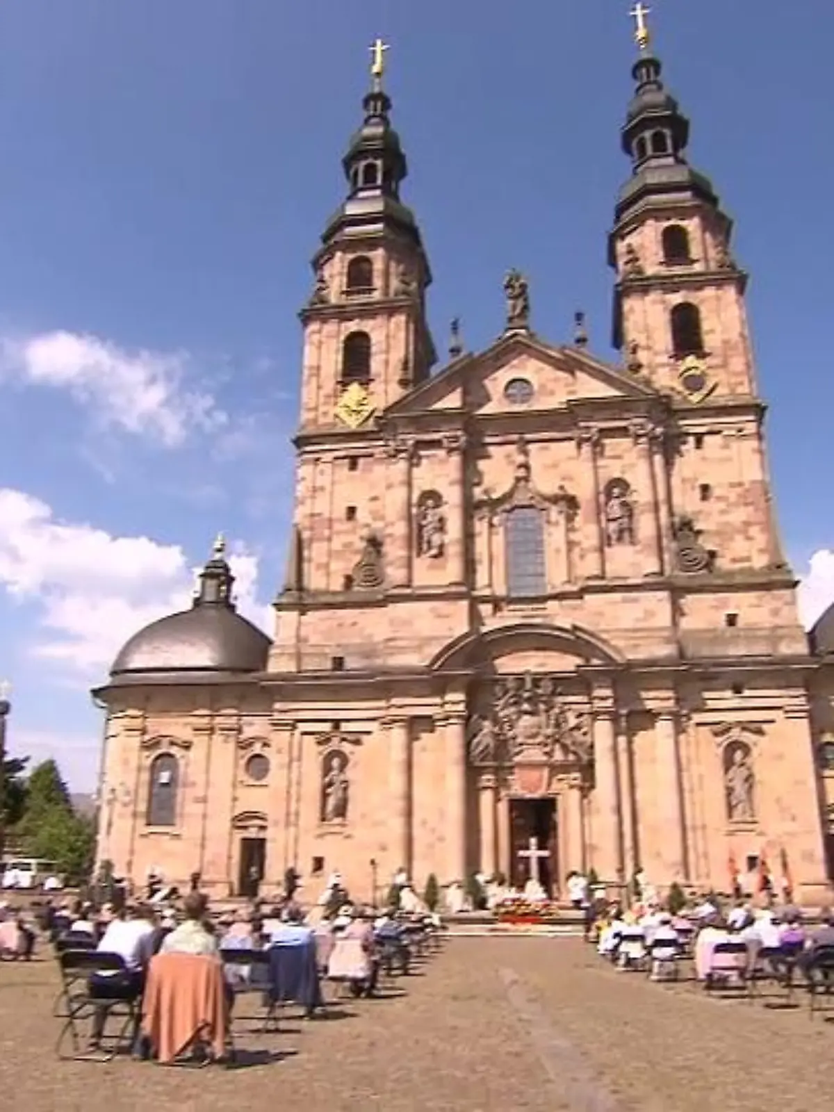Seit nun einem Jahr schickt Fuldas Bischof Michael Gerber via Livestream den Segen an seine Gemeinde. Bilder des Fronleichnamsfests vor dem Dom im Video.