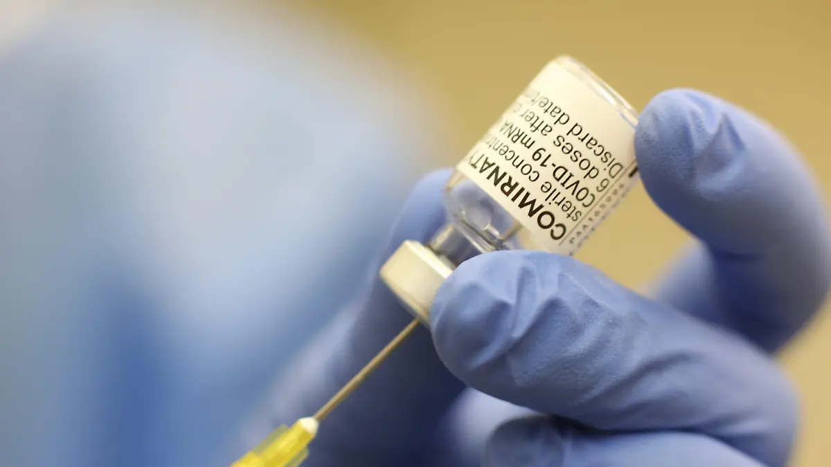 ARCHIV - 13.05.2021, Sachsen-Anhalt, Quedlinburg: Corona Impfstoff von BionTech wird von einer Mitarbeiterin im Impfzentrum des Landkreis Harz aufgezogen. Die Corona-Impfstoffe von Pfizer/Biontech und Astrazeneca schützen laut einer Studie im gewissen Umfang auch gegen eine Erkrankung mit der zunächst in Indien aufgetretenen Virus-Variante B.1.617.2. (zu dpa «Studie: Impfschutz im gewissen Umfang auch gegen indische Variante») Foto: Matthias Bein/dpa-Zentralbild/dpa +++ dpa-Bildfunk +++