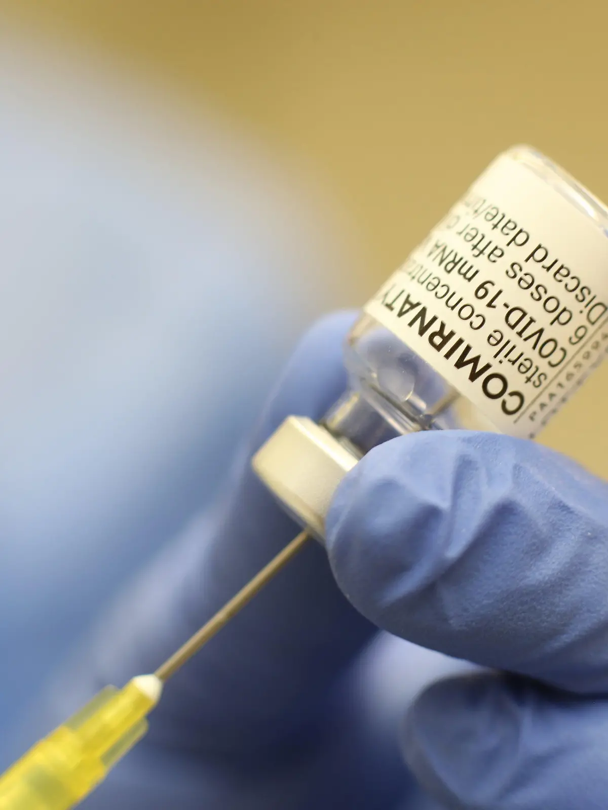 ARCHIV - 13.05.2021, Sachsen-Anhalt, Quedlinburg: Corona Impfstoff von BionTech wird von einer Mitarbeiterin im Impfzentrum des Landkreis Harz aufgezogen. Die Corona-Impfstoffe von Pfizer/Biontech und Astrazeneca schützen laut einer Studie im gewissen Umfang auch gegen eine Erkrankung mit der zunächst in Indien aufgetretenen Virus-Variante B.1.617.2. (zu dpa «Studie: Impfschutz im gewissen Umfang auch gegen indische Variante») Foto: Matthias Bein/dpa-Zentralbild/dpa +++ dpa-Bildfunk +++