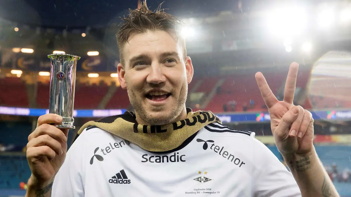 Rosenborg's Nicklas Bendtner celebrates after winning the Norwegian Football Cup 2018, beating Stroemsgodset 4-1 at Ullevaal Stadium in Oslo, Norway, December 2, 2018. NTB Scanpix/Fredrik Hagen via REUTERS ATTENTION EDITORS - THIS IMAGE WAS PROVIDED BY A THIRD PARTY. NORWAY OUT. NO COMMERCIAL OR EDITORIAL SALES IN NORWAY.
