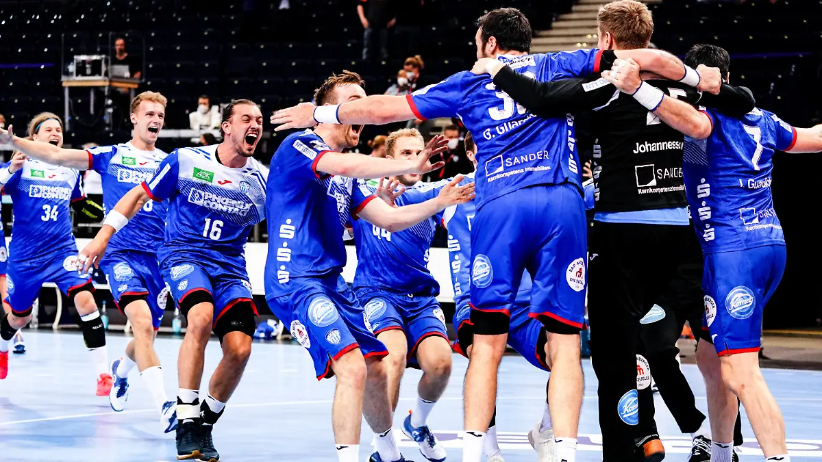 03.06.2021, Hamburg: Handball: DHB-Pokal, TBV Lemgo Lippe - THW Kiel, Hauptrunde, Final Four, Halbfinale. Lemgos Spieler feiern den Finaleinzug. Foto: Axel Heimken/dpa +++ dpa-Bildfunk +++