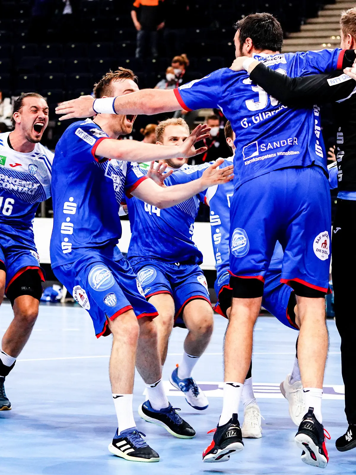 03.06.2021, Hamburg: Handball: DHB-Pokal, TBV Lemgo Lippe - THW Kiel, Hauptrunde, Final Four, Halbfinale. Lemgos Spieler feiern den Finaleinzug. Foto: Axel Heimken/dpa +++ dpa-Bildfunk +++