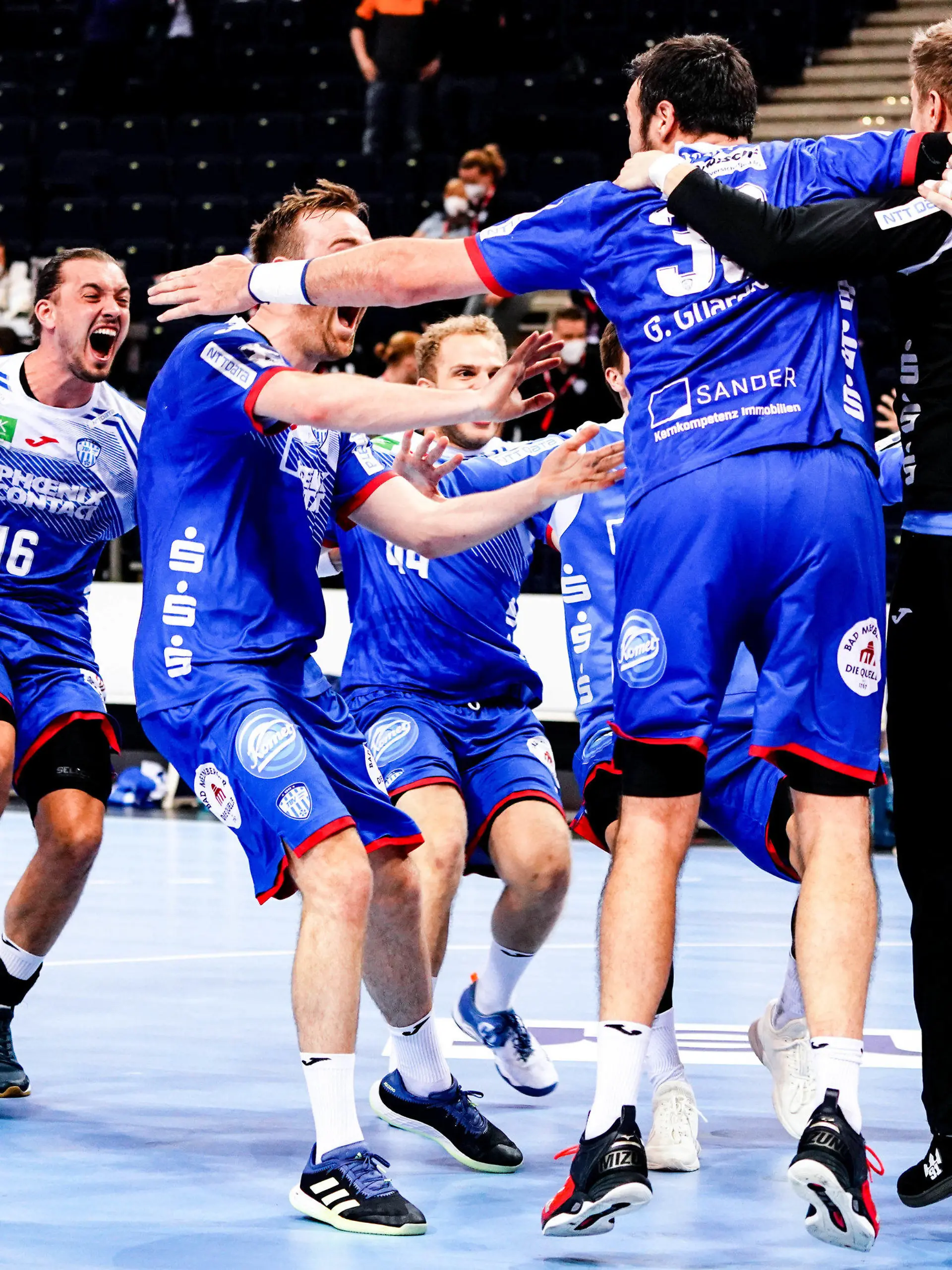 03.06.2021, Hamburg: Handball: DHB-Pokal, TBV Lemgo Lippe - THW Kiel, Hauptrunde, Final Four, Halbfinale. Lemgos Spieler feiern den Finaleinzug. Foto: Axel Heimken/dpa +++ dpa-Bildfunk +++