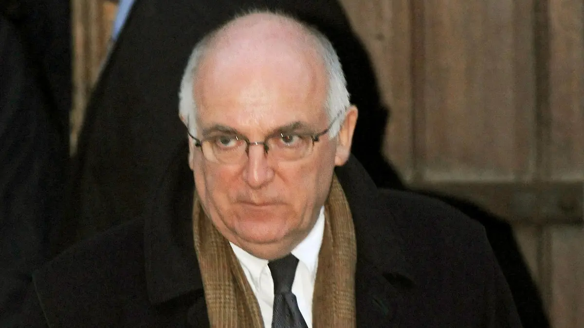 Diana Inquest. Sir Richard Dearlove leaves the High Court in London. Picture date: Wednesday, February 20, 2008. The former head of MI6 is at the Royal Courts of Justice in central London to give evidence at the inquest into the death of Diana, Princess of Wales. Photo: Fiona Hanson/PA Wire +++(c) dpa - Report+++