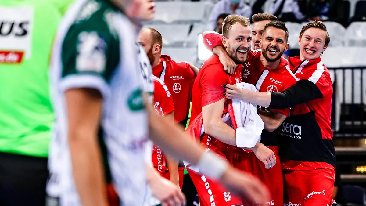 03.06.2021, Hamburg: Handball: DHB-Pokal, MT Melsungen - TSV Hannover-Burgdorf, Hauptrunde, Final Four, Halbfinale. Melsungens Spieler - darunter Julius Kühn (M) feiern den Einzug ins Finale. Die MT Melsungen hat mit dem erstmaligen Einzug in das Endspiel des deutschen Handball-Pokals den größten Erfolg der Vereinsgeschichte gefeiert. Foto: Axel Heimken/dpa +++ dpa-Bildfunk +++