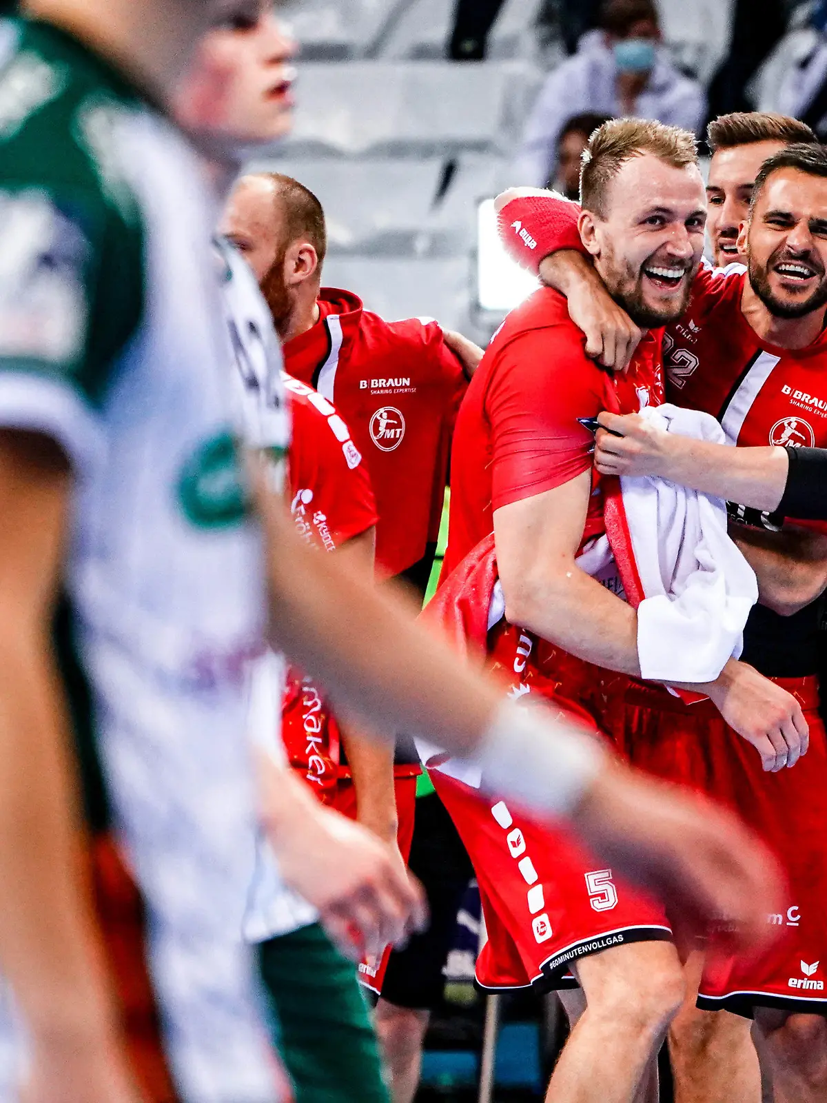 03.06.2021, Hamburg: Handball: DHB-Pokal, MT Melsungen - TSV Hannover-Burgdorf, Hauptrunde, Final Four, Halbfinale. Melsungens Spieler - darunter Julius Kühn (M) feiern den Einzug ins Finale.  Die MT Melsungen hat mit dem erstmaligen Einzug in das Endspiel des deutschen Handball-Pokals den größten Erfolg der Vereinsgeschichte gefeiert. Foto: Axel Heimken/dpa +++ dpa-Bildfunk +++