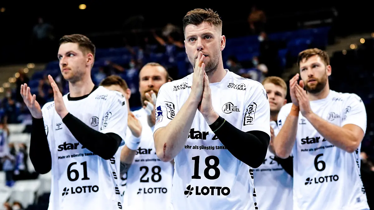 03.06.2021, Hamburg: Handball: DHB-Pokal, TBV Lemgo Lippe - THW Kiel, Hauptrunde, Final Four, Halbfinale. Die Kieler Spieler (Mitte Niclas Ekberg) verlassen das Spielfeld. Foto: Axel Heimken/dpa +++ dpa-Bildfunk +++