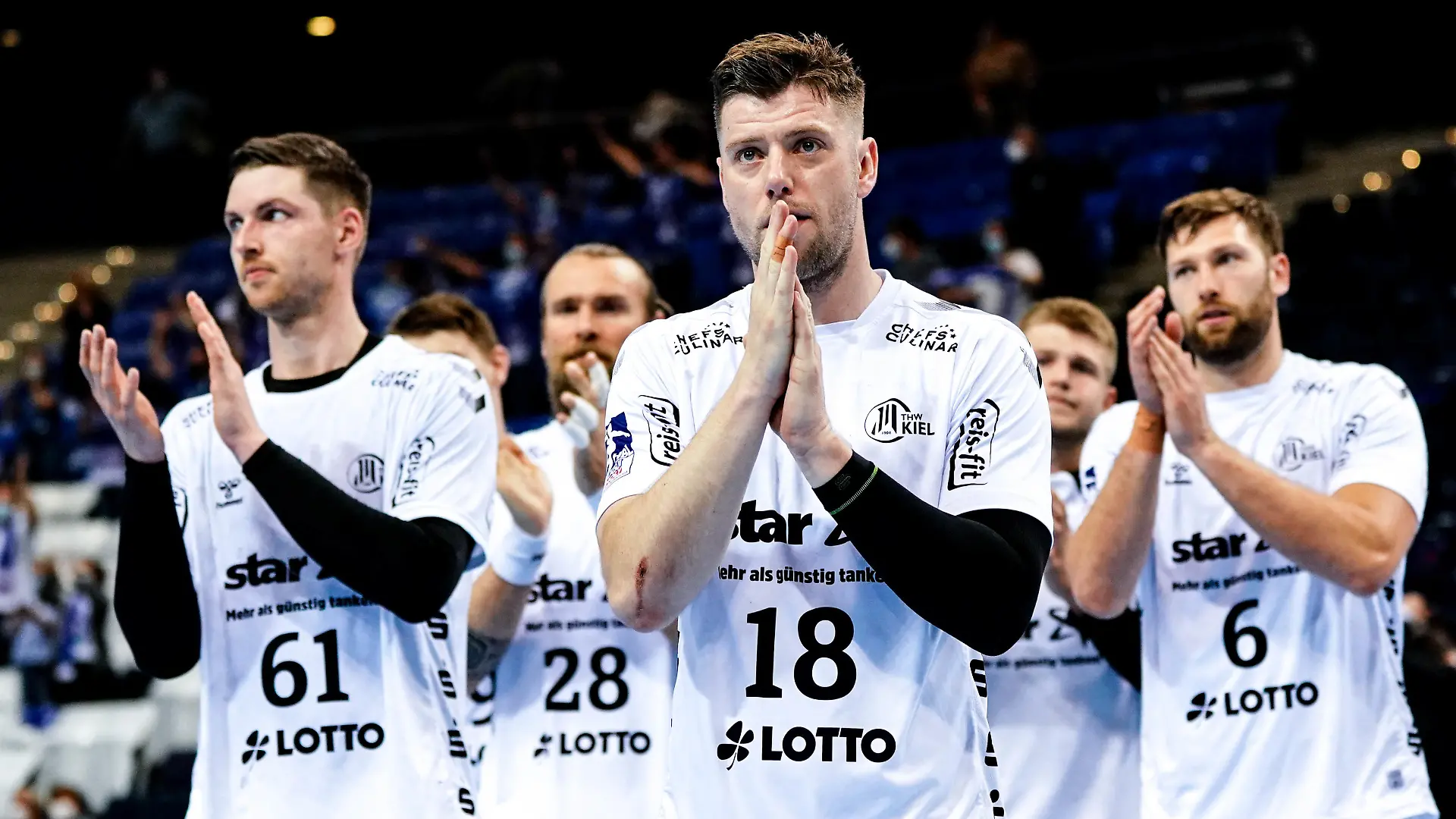 03.06.2021, Hamburg: Handball: DHB-Pokal, TBV Lemgo Lippe - THW Kiel, Hauptrunde, Final Four, Halbfinale. Die Kieler Spieler (Mitte Niclas Ekberg) verlassen das Spielfeld. Foto: Axel Heimken/dpa +++ dpa-Bildfunk +++