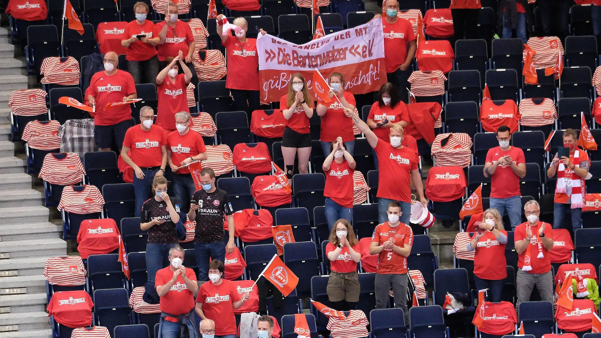 03.06.2021 xkhx Hamburg, Barclaycard-Arena REWE Final4 um den Pokal des Deutschen Handball-Bundes DHB 2. Halbfinale MT Melsungen - TSV Hannover-Burgdorf Grosser Jubel beim Sieger MT Melsungen *** 03 06 2021 xkhx Hamburg, Barclaycard Arena REWE Final4 for the German Handball Federation Cup DHB 2 semi-final MT Melsungen TSV Hannover Burgdorf Great jubilation for the winner MT Melsungen