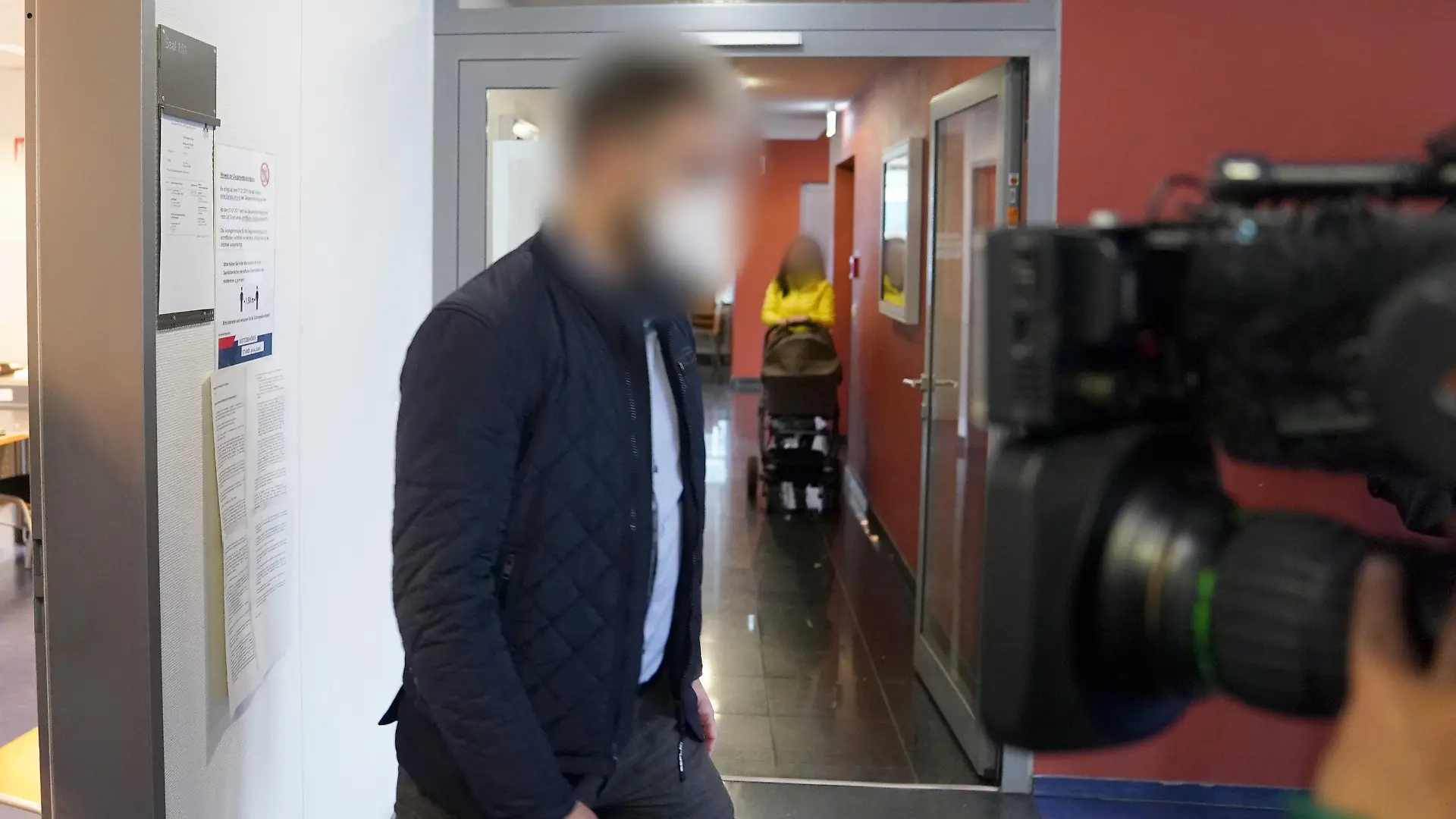 19.04.2021, Hamburg: Ein Angeklagter geht über den Flur vor dem Sitzungssaal des Amtsgerichts St. Georg. Im Prozess gegen zwei 26-Jährige wegen gemeinschaftlichen versuchten Schwangerschaftsabbruchs und gefährlicher Körperverletzung wird am 02.06.2021 das Urteil erwartet. (zu dpa «Urteil in Prozess um Angriffe auf schwangere 17-Jährige erwartet») Foto: Marcus Brandt/dpa - ACHTUNG: Der Angeklagte wurde aus rechtlichen Gründen gepixelt +++ dpa-Bildfunk +++