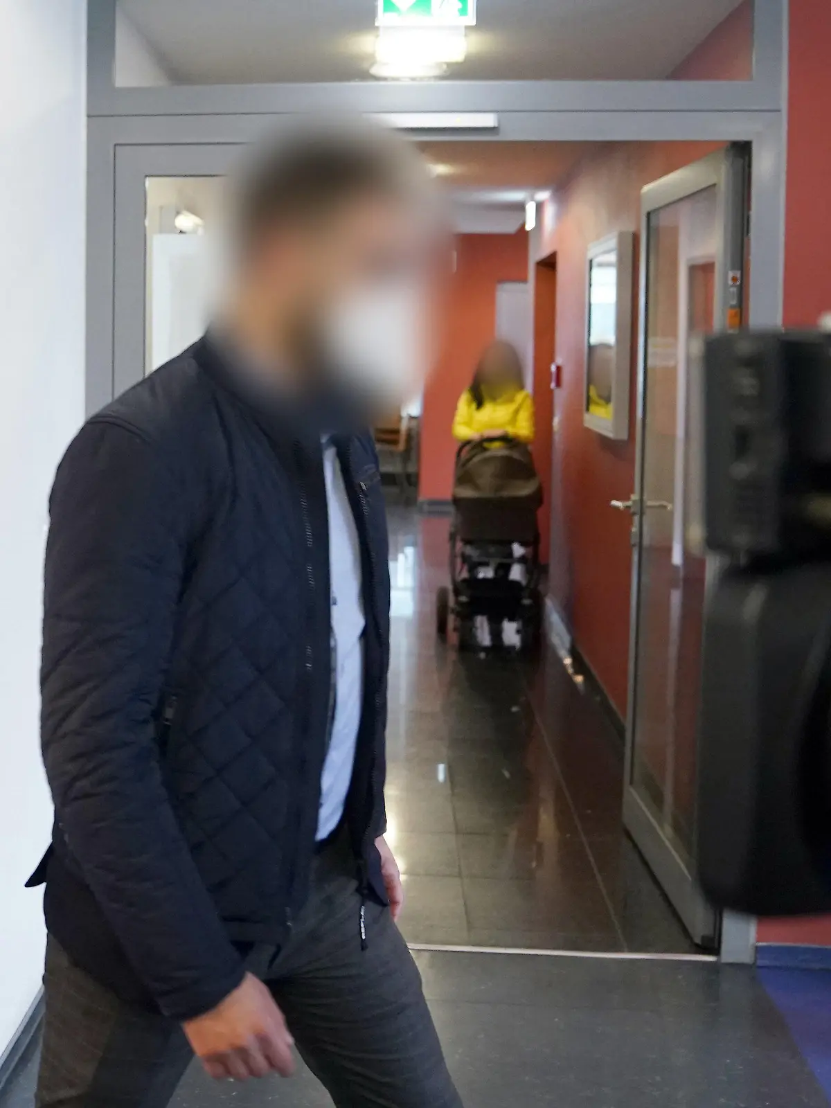 19.04.2021, Hamburg: Ein Angeklagter geht über den Flur vor dem Sitzungssaal des Amtsgerichts St. Georg. Im Prozess gegen zwei 26-Jährige wegen gemeinschaftlichen versuchten Schwangerschaftsabbruchs und gefährlicher Körperverletzung wird am 02.06.2021 das Urteil erwartet. (zu dpa «Urteil in Prozess um Angriffe auf schwangere 17-Jährige erwartet») Foto: Marcus Brandt/dpa - ACHTUNG: Der Angeklagte wurde aus rechtlichen Gründen gepixelt +++ dpa-Bildfunk +++