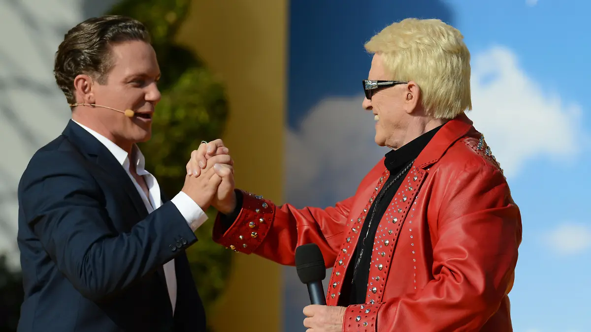 Moderator Stefan Mross (l) und Schlagersänger Heino (r) stehen am 04.09.2014 im Europa-Park in Rust (Baden-Württemberg) bei der Aufzeichnung von "Immer wieder Stefan - Die große Jubiläumsshow" auf der Bühne. Foto: Patrick Seeger/dpa