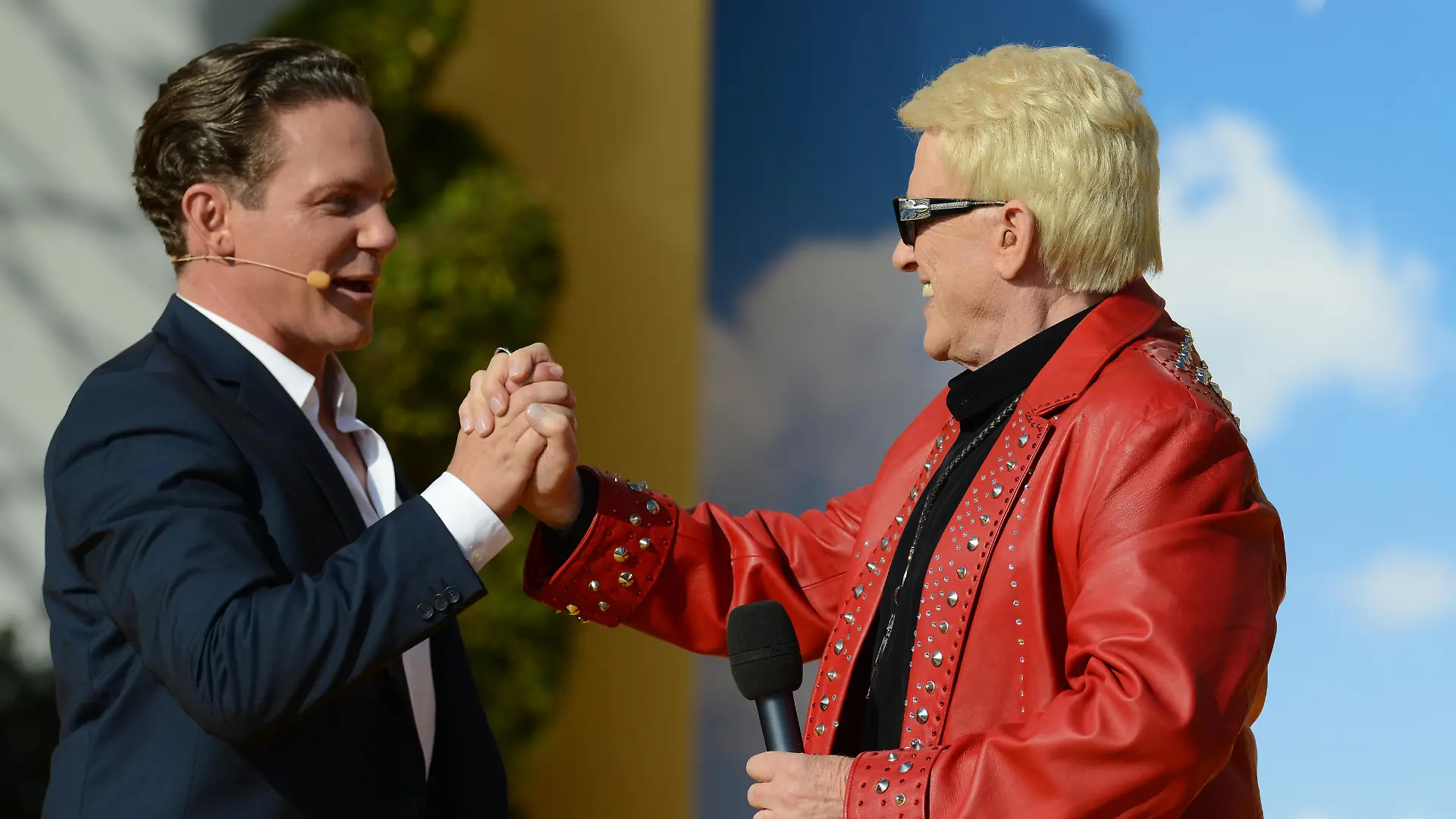 Moderator Stefan Mross (l) und Schlagersänger Heino (r) stehen am 04.09.2014 im Europa-Park in Rust (Baden-Württemberg) bei der Aufzeichnung von "Immer wieder Stefan - Die große Jubiläumsshow" auf der Bühne. Foto: Patrick Seeger/dpa