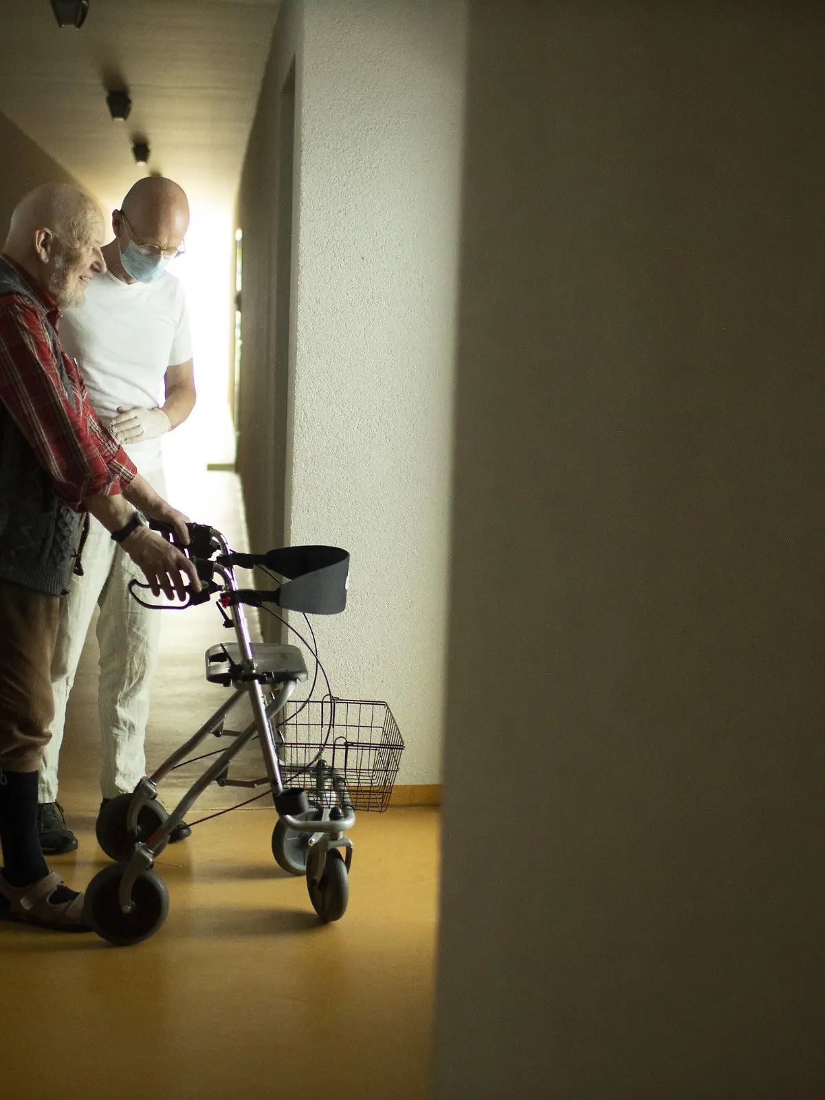  Thema: Altenpfleger und Mann mit Rollator , Heidelberg, 11.06.2020. Heidelberg Deutschland *** Topic geriatric nurse and man with walker, Heidelberg, 11 06 2020 Heidelberg Germany Copyright: xUtexGrabowsky/photothek.netx