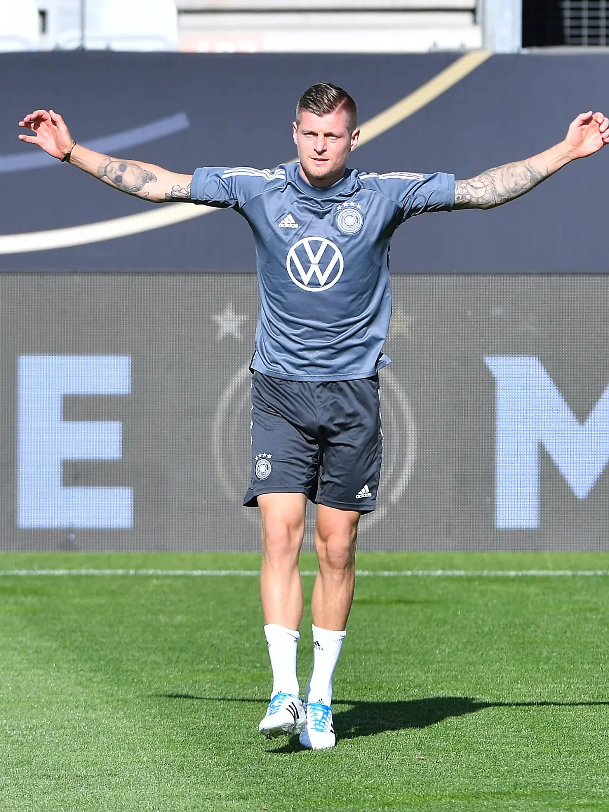 Fußball Abschlusstraining Deutschland am 01.06.2021 im Tivoli Stadion in Innsbruck Toni Kroos  Deutschland  DFB regulations prohibit any use of photographs as image sequences and/or quasi-video. *** Football final training Germany on 01 06 2021 at Tivoli Stadium in Innsbruck Toni Kroos Germany DFB regulations prohibit any use of photographs as image sequences and or quasi video xHDx 