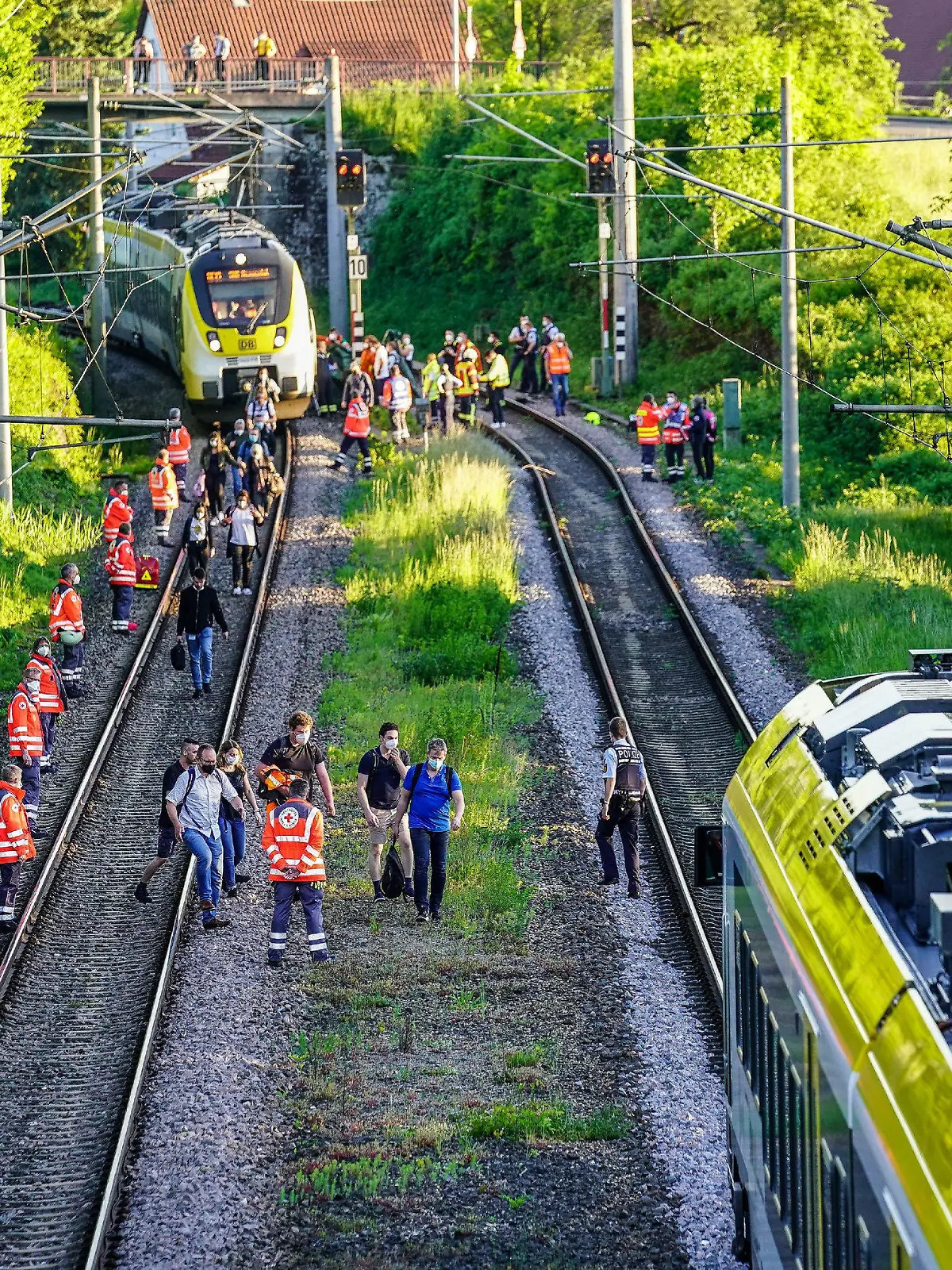 01.06.2021, Rems-Murr-Kreis, Oppenweiler: Rettungskräfte sichern die Strecke als Passagiere den Zug verlassen, nachdem der Triebwagen des Regionalexpress von Stuttgart nach Schwäbisch Hall ein 14 Jahre altes Mädchen erfasst hat. Das Mädchen verstarb noch an der Unfallstelle. (zu dpa: «14-Jährige in Oppenweiler wird von Zug erfasst und stirbt») Foto: Kohls/SDMG/dpa +++ dpa-Bildfunk +++