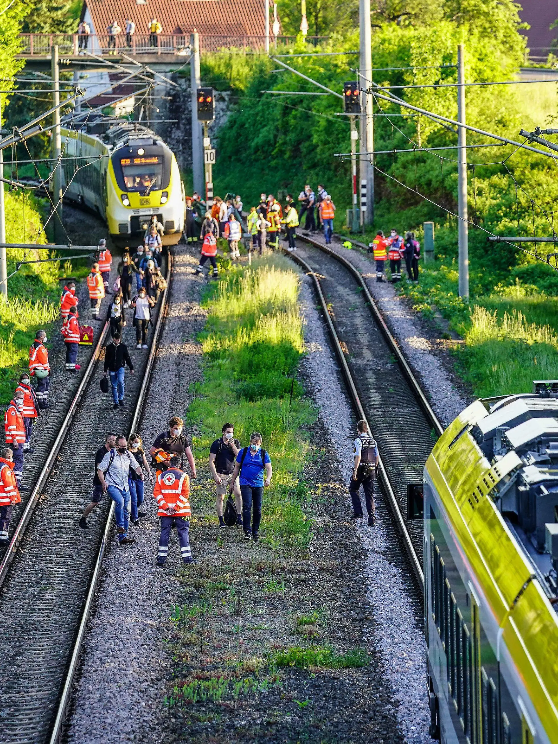 01.06.2021, Rems-Murr-Kreis, Oppenweiler: Rettungskräfte sichern die Strecke als Passagiere den Zug verlassen, nachdem der Triebwagen des Regionalexpress von Stuttgart nach Schwäbisch Hall ein 14 Jahre altes Mädchen erfasst hat. Das Mädchen verstarb noch an der Unfallstelle. (zu dpa: «14-Jährige in Oppenweiler wird von Zug erfasst und stirbt») Foto: Kohls/SDMG/dpa +++ dpa-Bildfunk +++