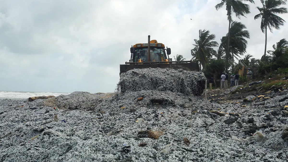 210528 -- NEGOMBO SRI LANKA, May 28, 2021 -- An earthmover removes debris from the X-Press Pearl ship, on a beach at Pamunugama in Negombo, Sri Lanka, on May 28, 2021. Sri Lanka s Marine Environment Protection Authority MEPA on Friday said that a major environmental disaster was expected following the burning of the X-Press Pearl ship near the Colombo Port and the impact was being assessed. Photo by /Xinhua SRI LANKA-NEGOMBO-X-PRESS PEARL SHIP-ENVIRONMENTAL DISASTER AjithxPerera PUBLICATIONxNOTxINxCHN