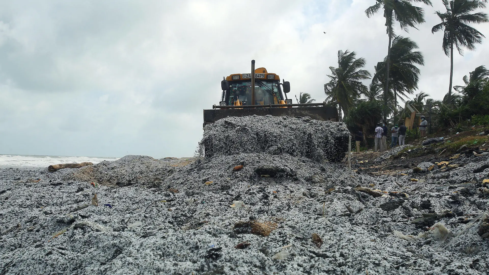 210528 -- NEGOMBO SRI LANKA, May 28, 2021 -- An earthmover removes debris from the X-Press Pearl ship, on a beach at Pamunugama in Negombo, Sri Lanka, on May 28, 2021. Sri Lanka s Marine Environment Protection Authority MEPA on Friday said that a major environmental disaster was expected following the burning of the X-Press Pearl ship near the Colombo Port and the impact was being assessed. Photo by /Xinhua SRI LANKA-NEGOMBO-X-PRESS PEARL SHIP-ENVIRONMENTAL DISASTER AjithxPerera PUBLICATIONxNOTxINxCHN