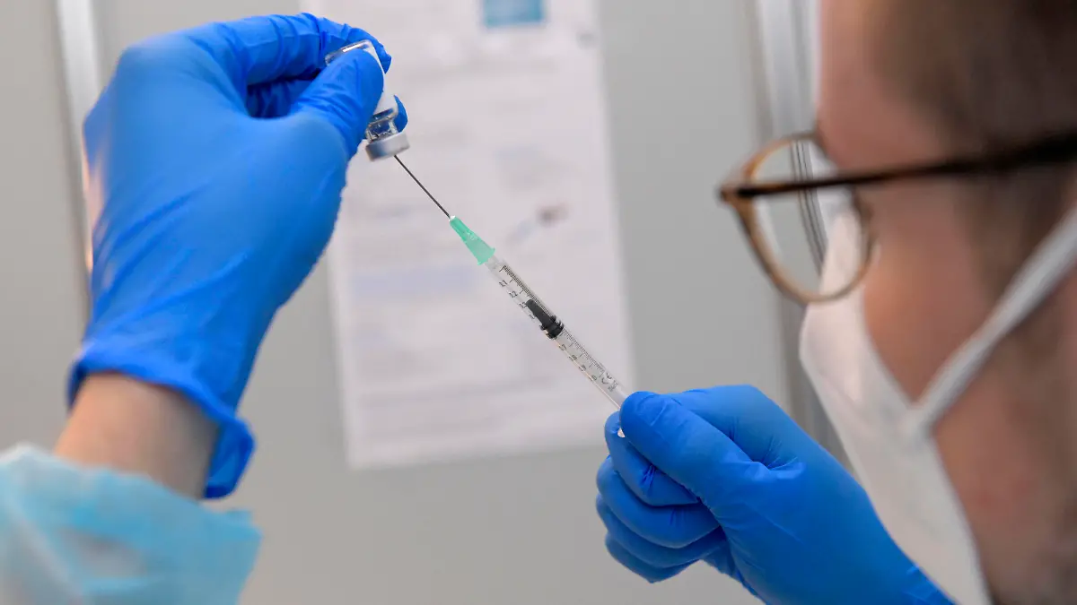 21.05.2021, Sonderimpfaktion mit dem Impfstoff von Johnson & Johnson im Unterallgäuer Corona-Impfzentrum in Bad Wörishofen, Eine fertige Injektionsspritze mit dem Wirkstoffkonzentrat von Johnson & Johnson wird von Medizin-Student Kai Hefele aus Mindelheim aufgezogen. Der Impfstoff lautet auf den Namen JANSSEN, in den Ampullen ist das Impfstoff-Konzentrat für 6 Portionen. Model Release vorhanden 21.05.2021, Johnson und Johnson im Impfzentrum Unterallgäu 21.05.2021, Johnson und Johnson im Impfzentrum Unterallgäu *** 21 05 2021, Special vaccination action with the vaccine of Johnson Johnson in the Unterallgäuer Corona vaccination center in Bad Wörishofen, A ready injection syringe with the active substance concentrate of Johnson Joh 