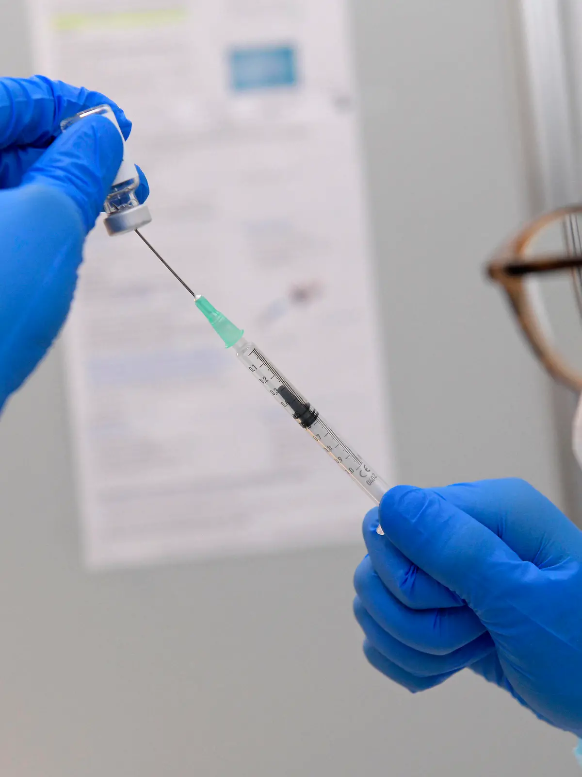 21.05.2021, Sonderimpfaktion mit dem Impfstoff von Johnson & Johnson im Unterallgäuer Corona-Impfzentrum in Bad Wörishofen, Eine fertige Injektionsspritze mit dem Wirkstoffkonzentrat von Johnson & Johnson wird von Medizin-Student Kai Hefele aus Mindelheim aufgezogen. Der Impfstoff lautet auf den Namen JANSSEN, in den Ampullen ist das Impfstoff-Konzentrat für 6 Portionen. Model Release vorhanden 21.05.2021, Johnson und Johnson im Impfzentrum Unterallgäu 21.05.2021, Johnson und Johnson im Impfzentrum Unterallgäu *** 21 05 2021, Special vaccination action with the vaccine of Johnson Johnson in the Unterallgäuer Corona vaccination center in Bad Wörishofen, A ready injection syringe with the active substance concentrate of Johnson Joh 