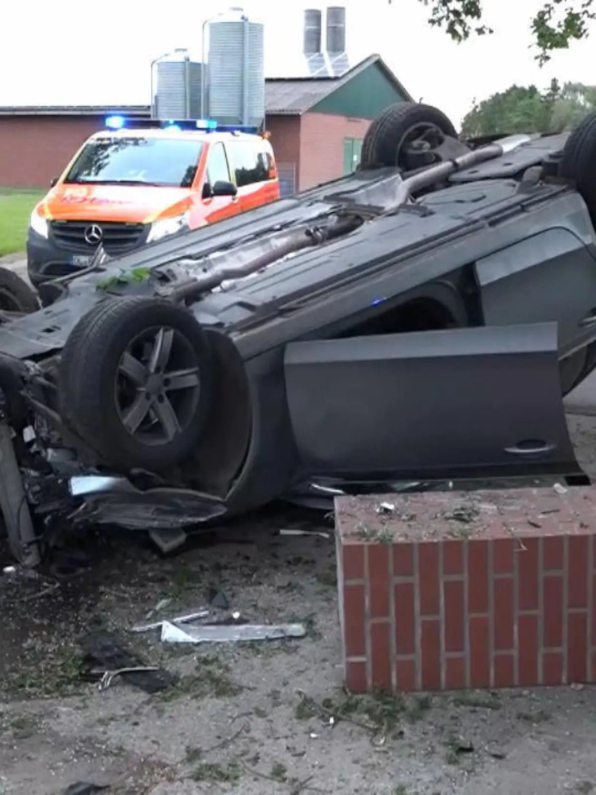 Nach einem mutmaßlichen Autorennen prallt ein Auto mit drei jungen Menschen gegen eine Mauer eines Landwirtschaftsbetriebes. Ohne zu überlegen rettet der Bauer die Jugendlichen aus dem Fahrzeug. Alle Opfer kommen schwer verletzt ins Krankenhaus.