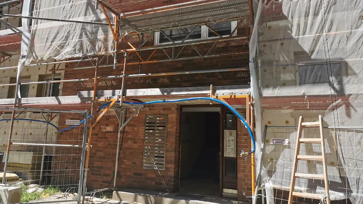 An dem Haus im Berliner Ortsteil Staaken werden seit März alte Balkone abgerissen und neue angebaut. Durch die Arbeiten kam es zu dem tragischen Tod von Uwe M.