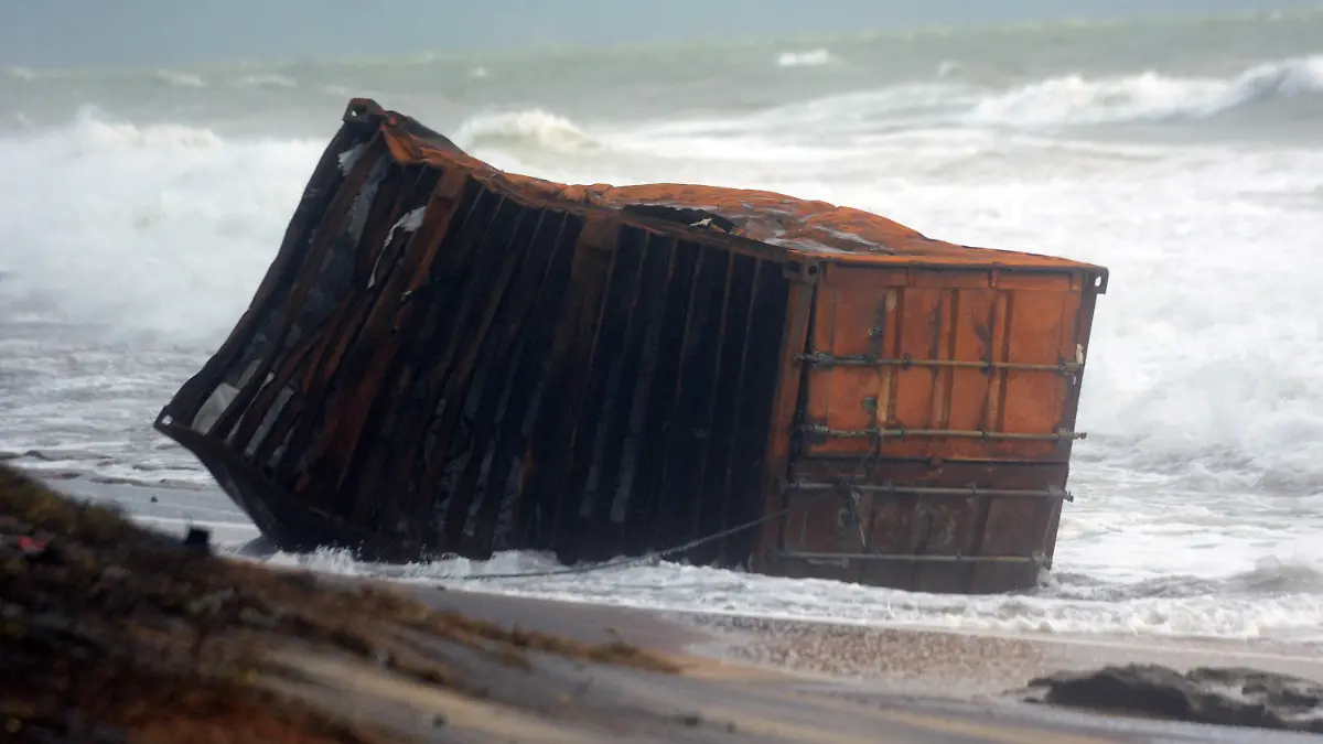 27.05.2021, Sri Lanka, Negombo: Ein Container des Containerschiffs MV X-Press Pearl wurde an den Strand in Pamunugama getrieben. Das mit Chemikalien beladenes Schiff MV X-Press Pearl brannte vor der Westküste des Inselstaates Sri Lanka. Marine und Luftwaffe versuchten das Feuer über Tagen zu löschen. Bilder, die von lokalen Medien veröffentlicht wurden, zeigten, dass Strände, die sich von Colombo bis Negombo an der Westküste erstrecken, von Trümmern des brennenden Schiffes verschmutzt wurden. Die Polizei warnt davor die Trümmer nicht zu berühren, da sie giftig sein könnten. Foto: Gayan Sameera +++ dpa-Bildfunk +++