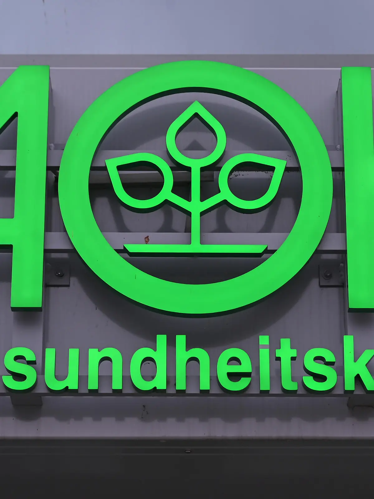Das Logo der AOK, Allgemeine Ortskrankenkasse, ist an einem Gebäude zu sehen.