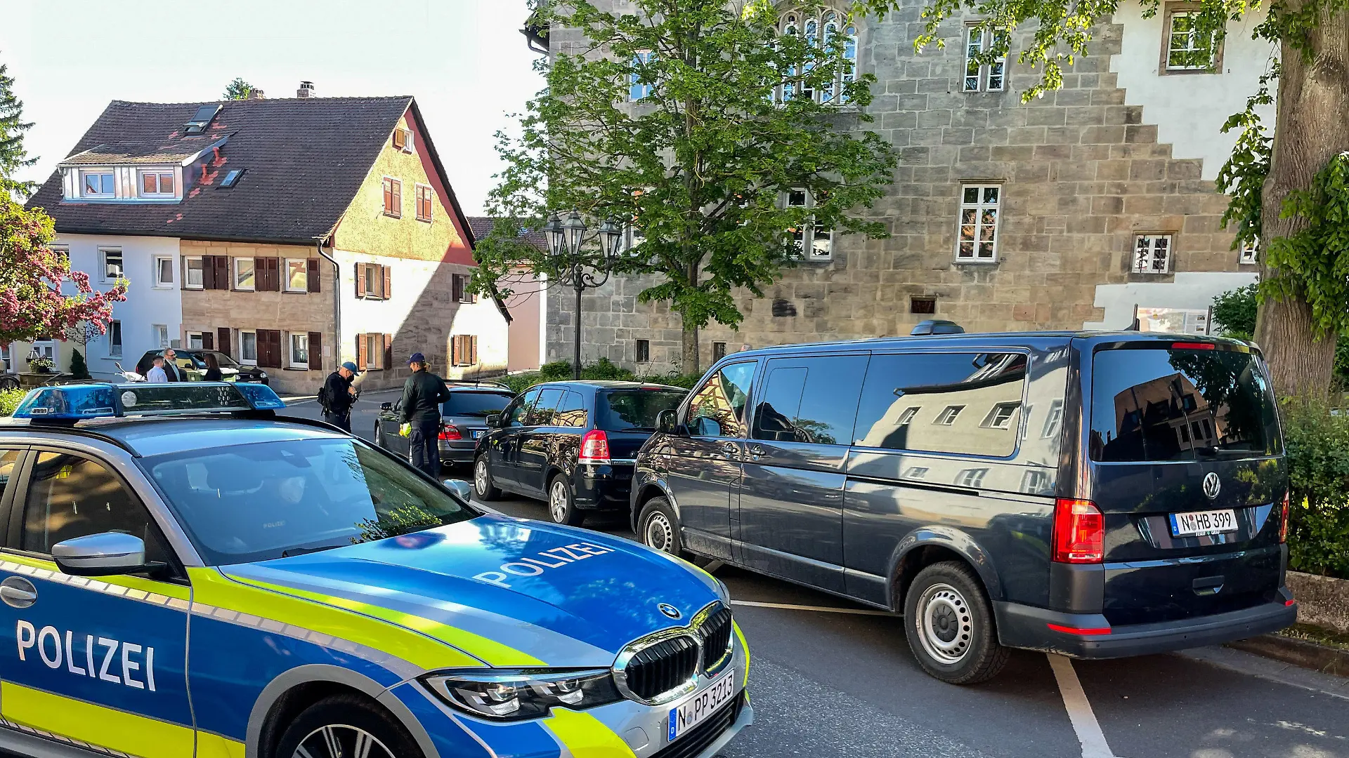 02.06.2021, Bayern, Langenzenn: Polizeifahrzeuge stehen in der Nähe einer Stelle, wo ein frischgeborenes Baby gefunden wurde. Der Säugling wurde nach Angaben der Polizei in ein Krankenhaus gebracht und befindet sich in einem kritischen Zustand. Foto: Andreas Eberlein/Vifogra/dpa +++ dpa-Bildfunk +++