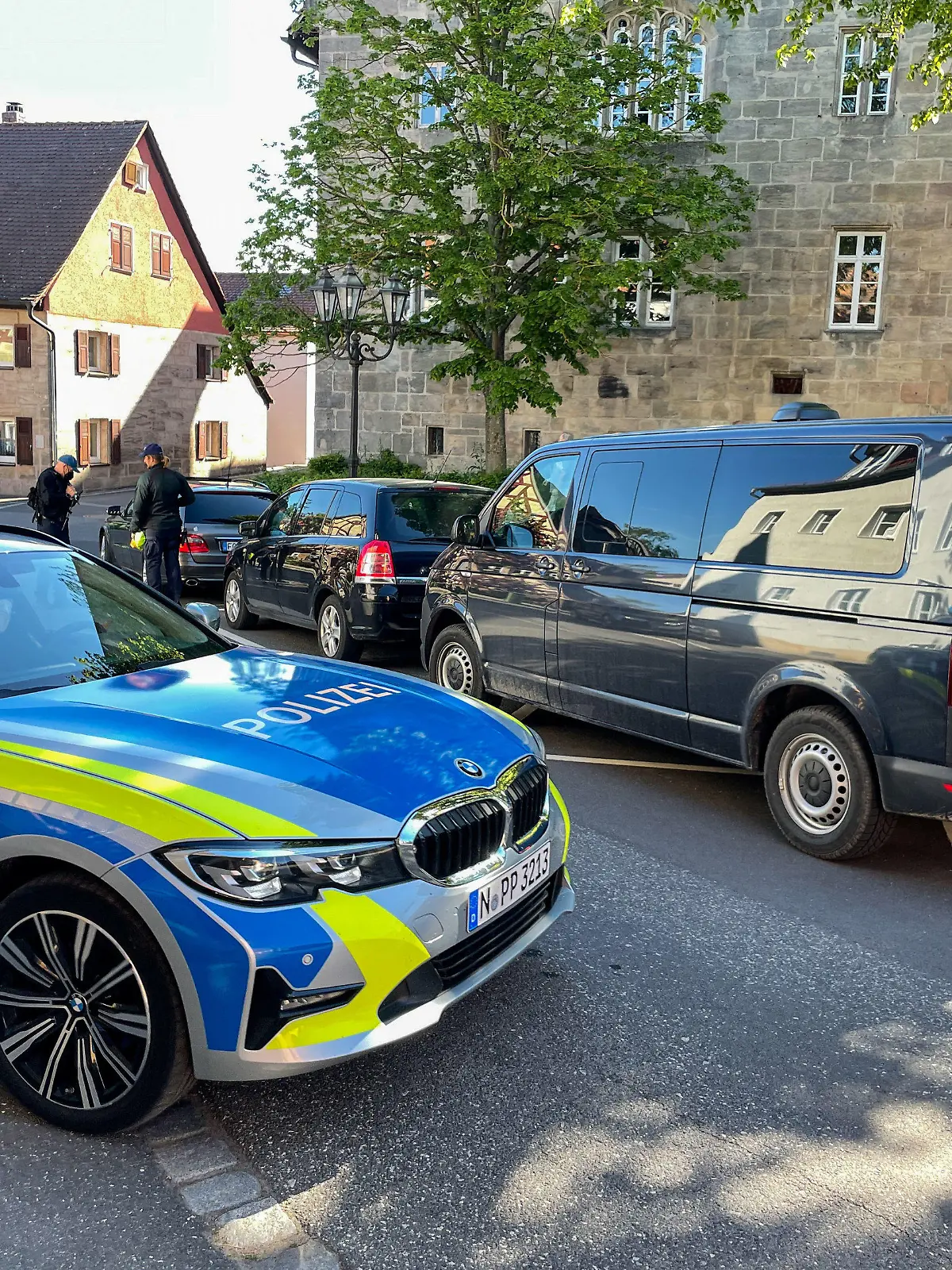 02.06.2021, Bayern, Langenzenn: Polizeifahrzeuge stehen in der Nähe einer Stelle, wo ein frischgeborenes Baby gefunden wurde. Der Säugling wurde nach Angaben der Polizei in ein Krankenhaus gebracht und befindet sich in einem kritischen Zustand. Foto: Andreas Eberlein/Vifogra/dpa +++ dpa-Bildfunk +++