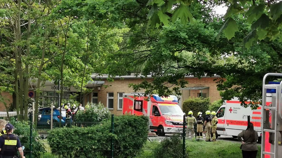 Ein Rentner ist mit seinem Auto durch den Zaun einer Kita gefahren.